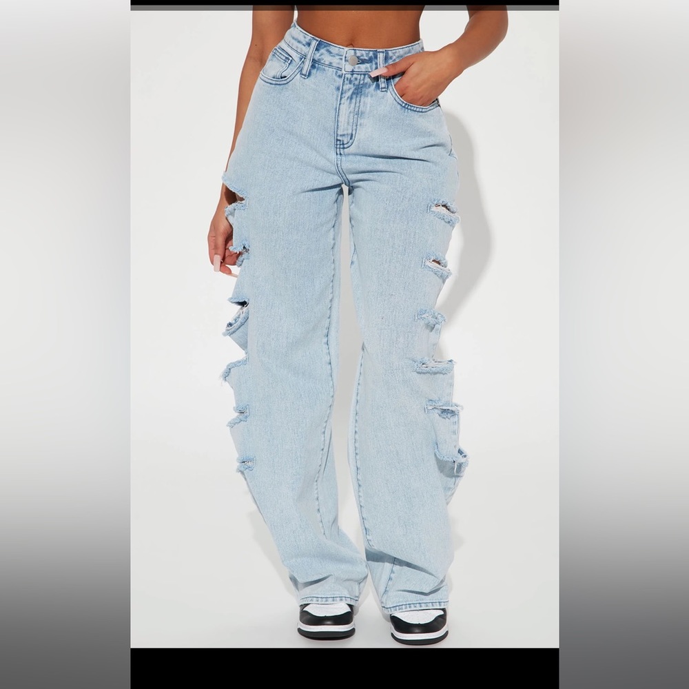 Ripped baggy jeans